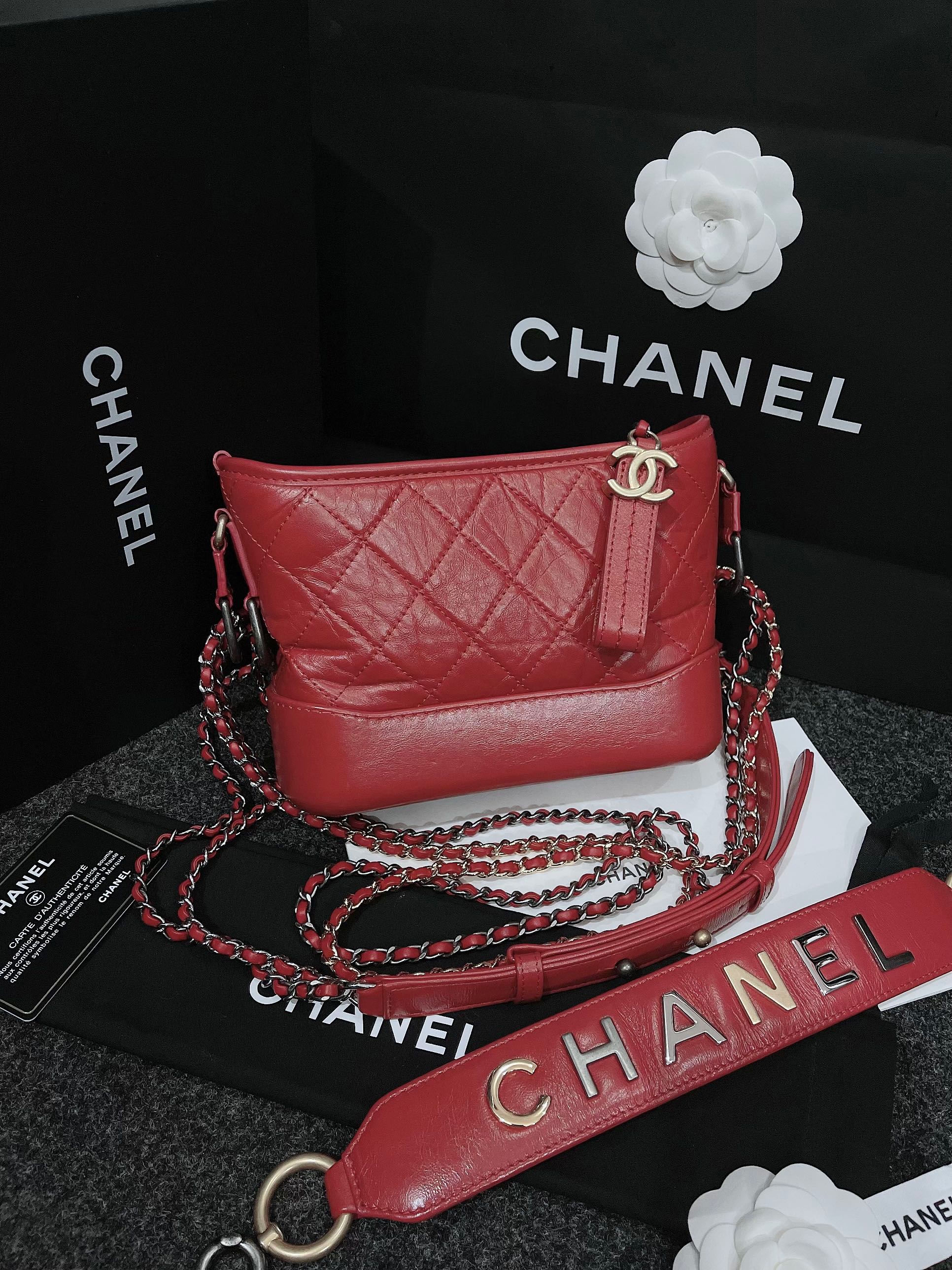 Used in good condition !! Chanel Gabrielle top handle small holo29