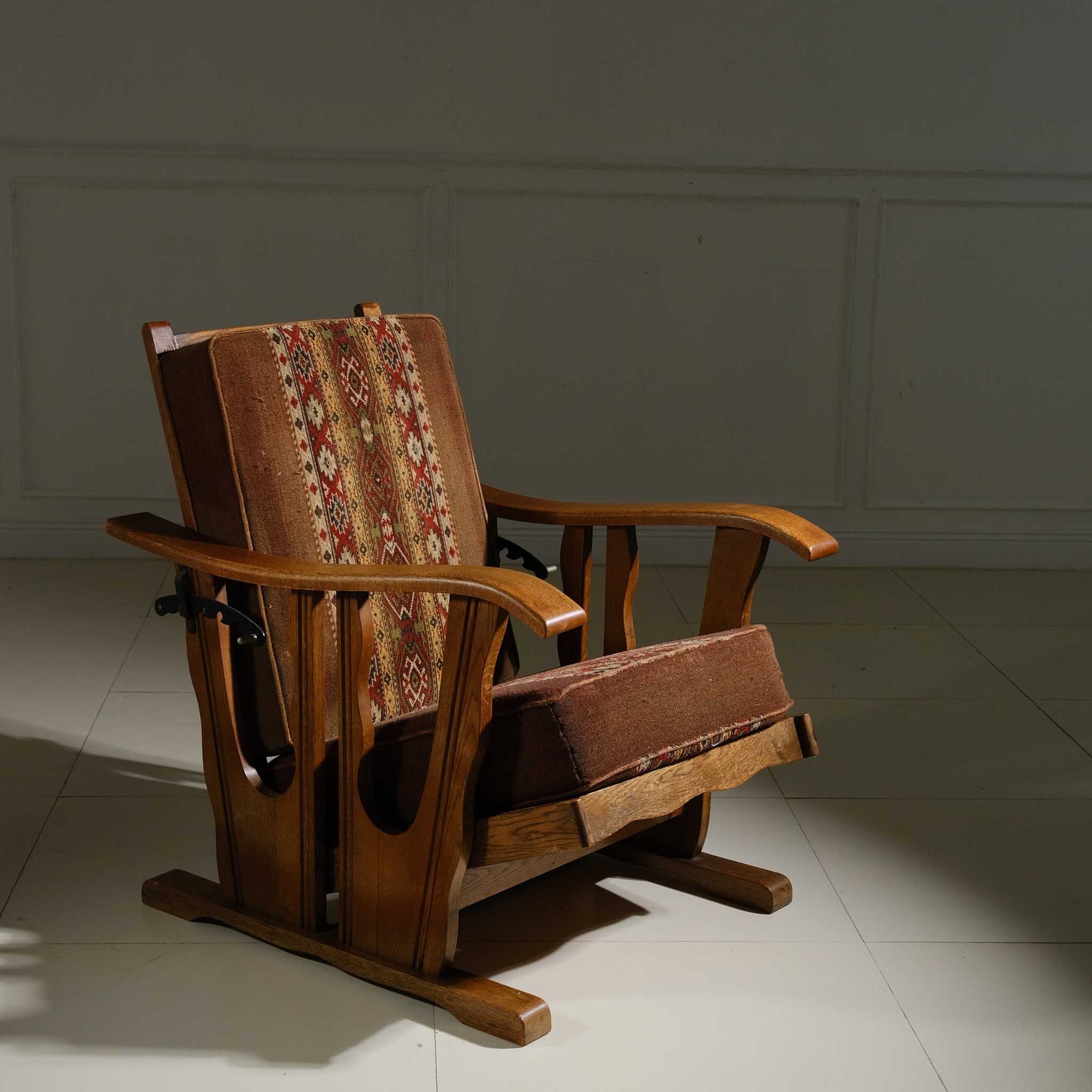 Antique best sale smoking chair