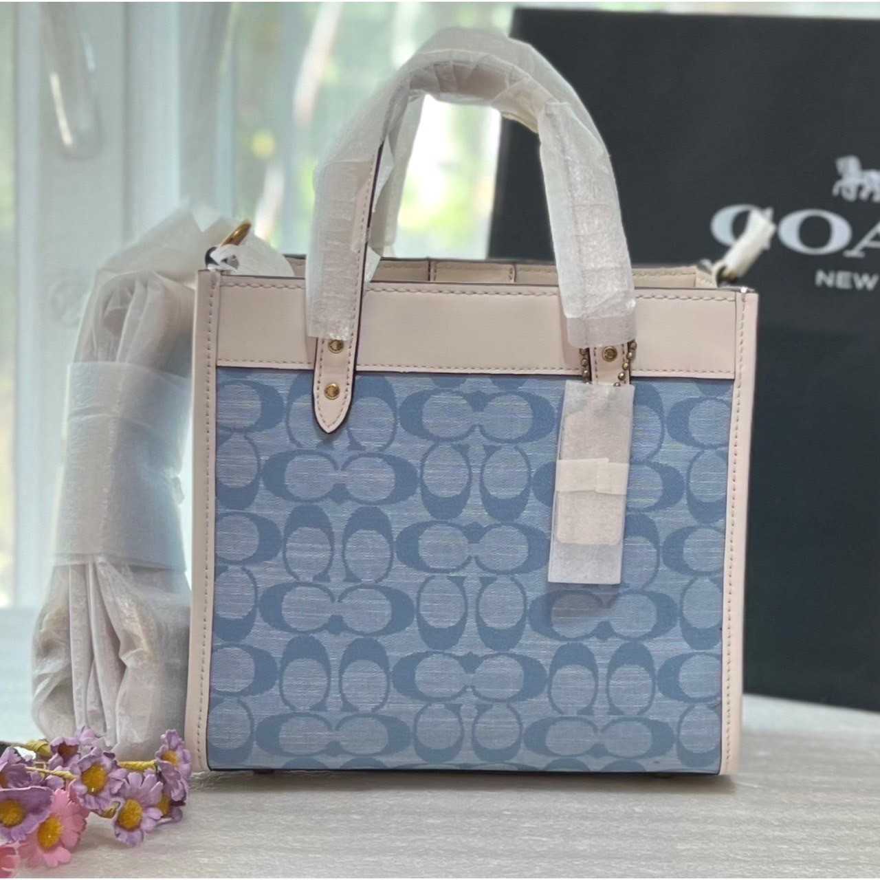 Coach tote 22 hotsell in signature chambray