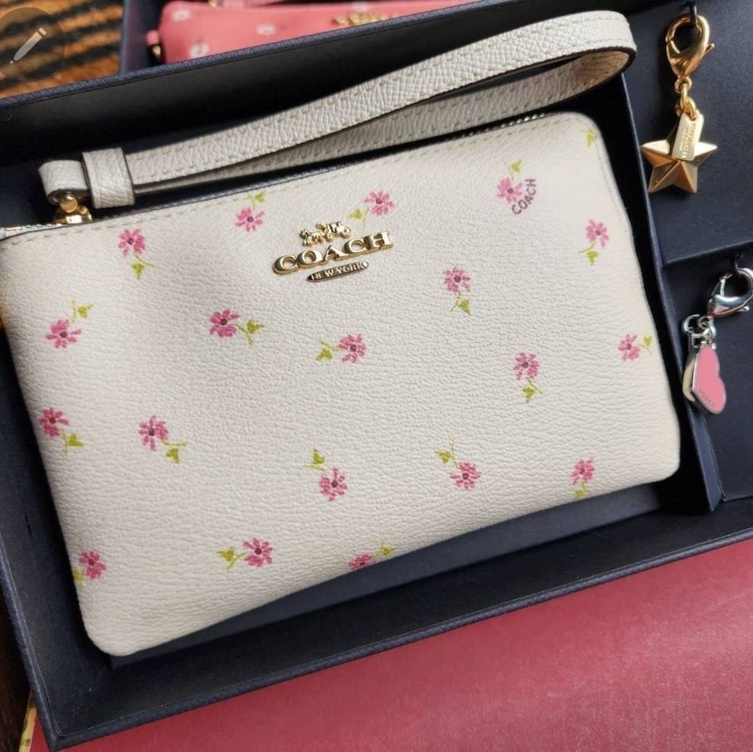 Boxed corner zip wristlet with daisy print Clearance