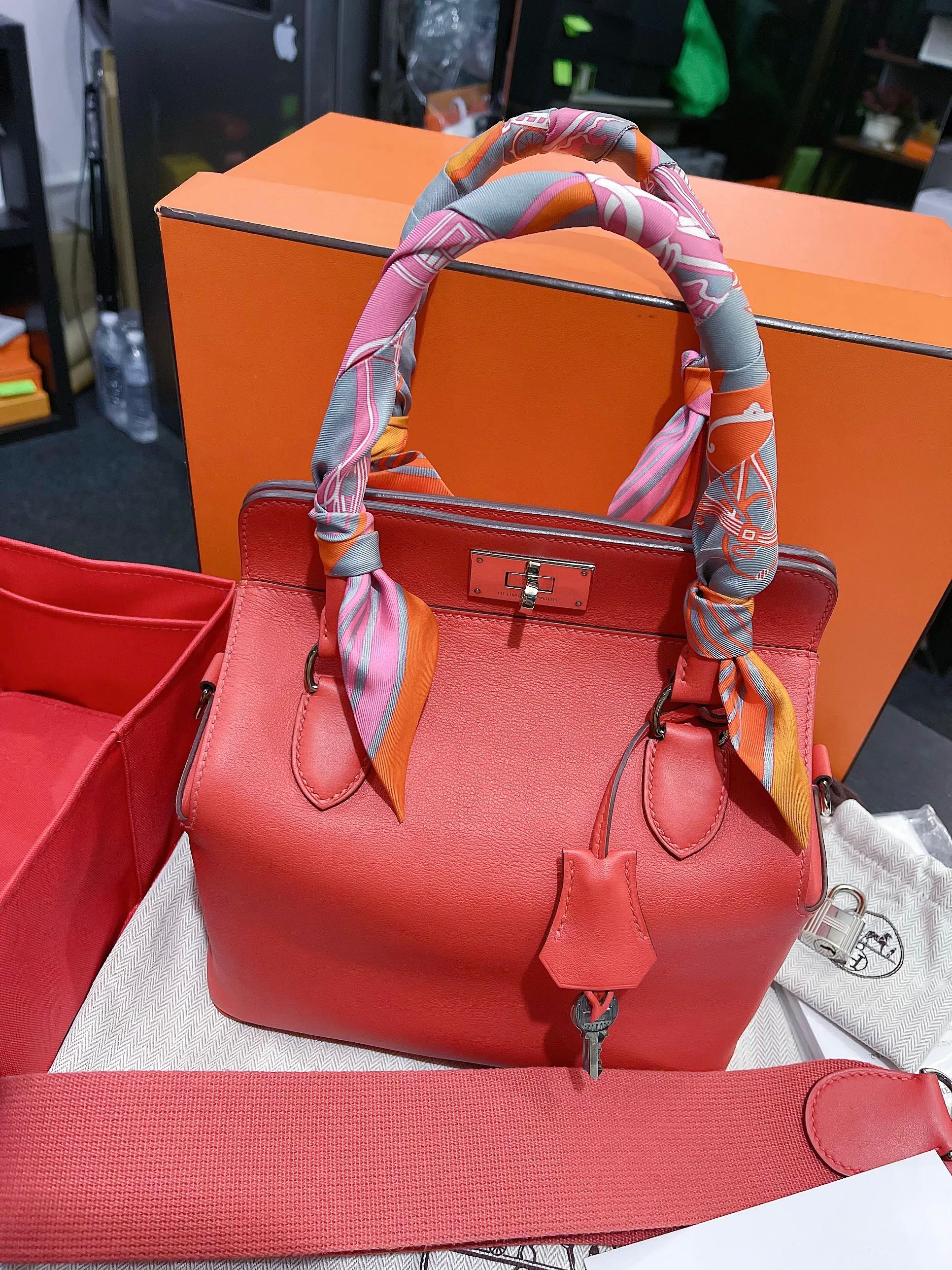 Used in good condition!! Hermes toolbox 20 swift / rouge tomate