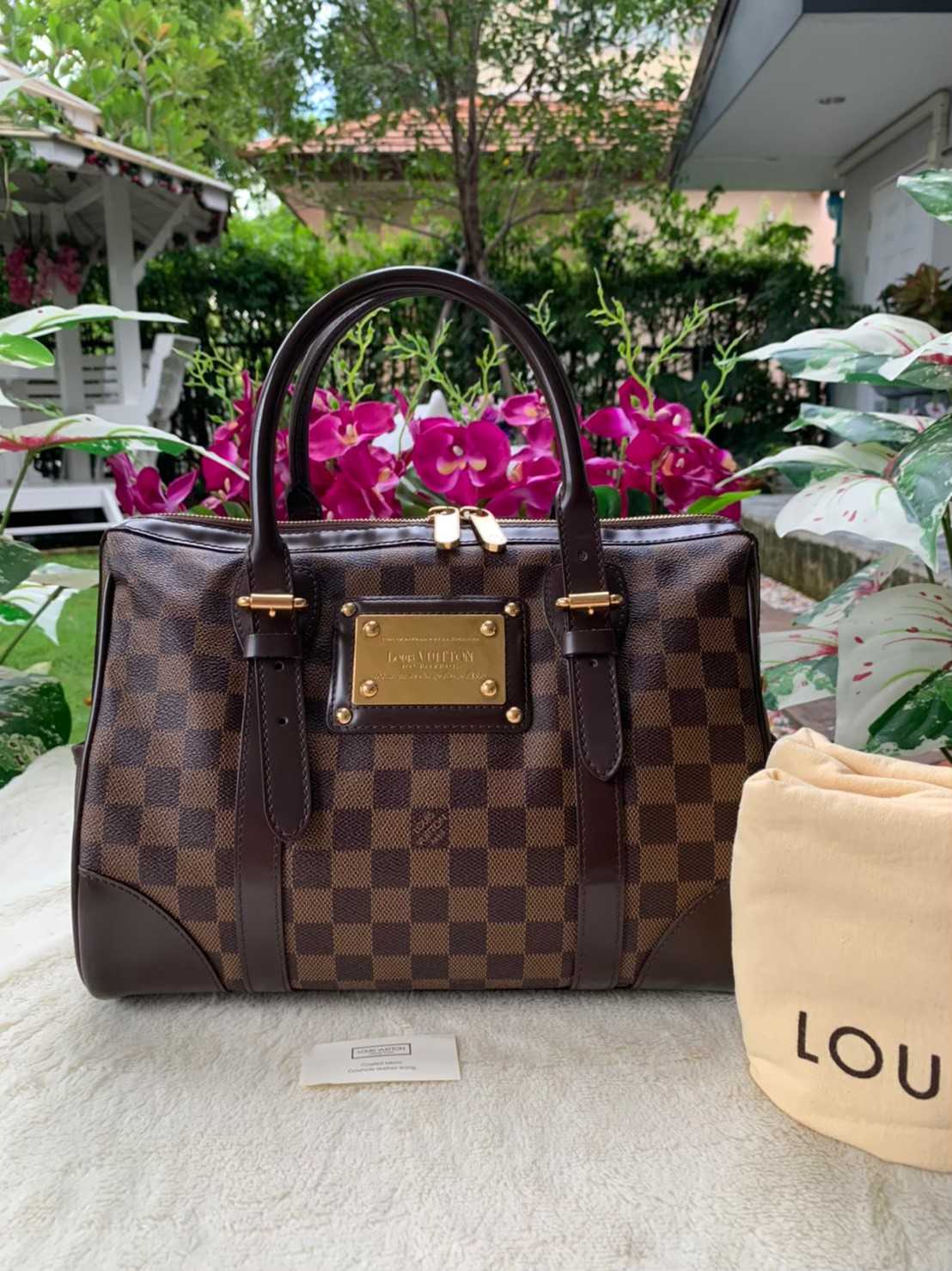 กระเป๋าถือ LV Berkeley Damier