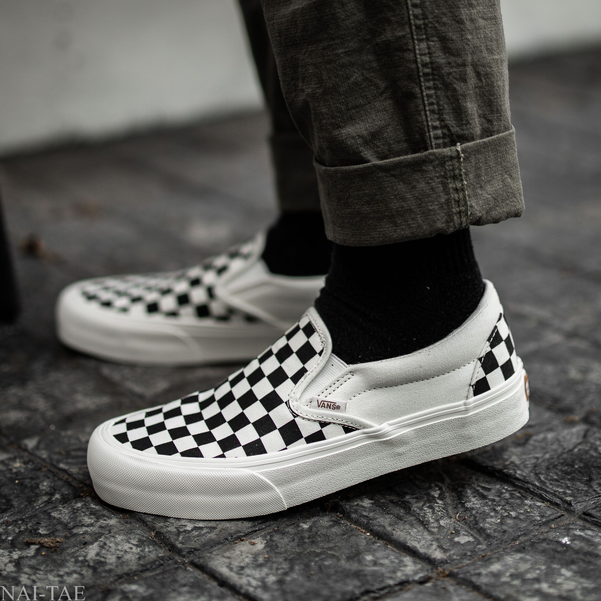 Vans classic slip hotsell on black marshmallow checkerboard