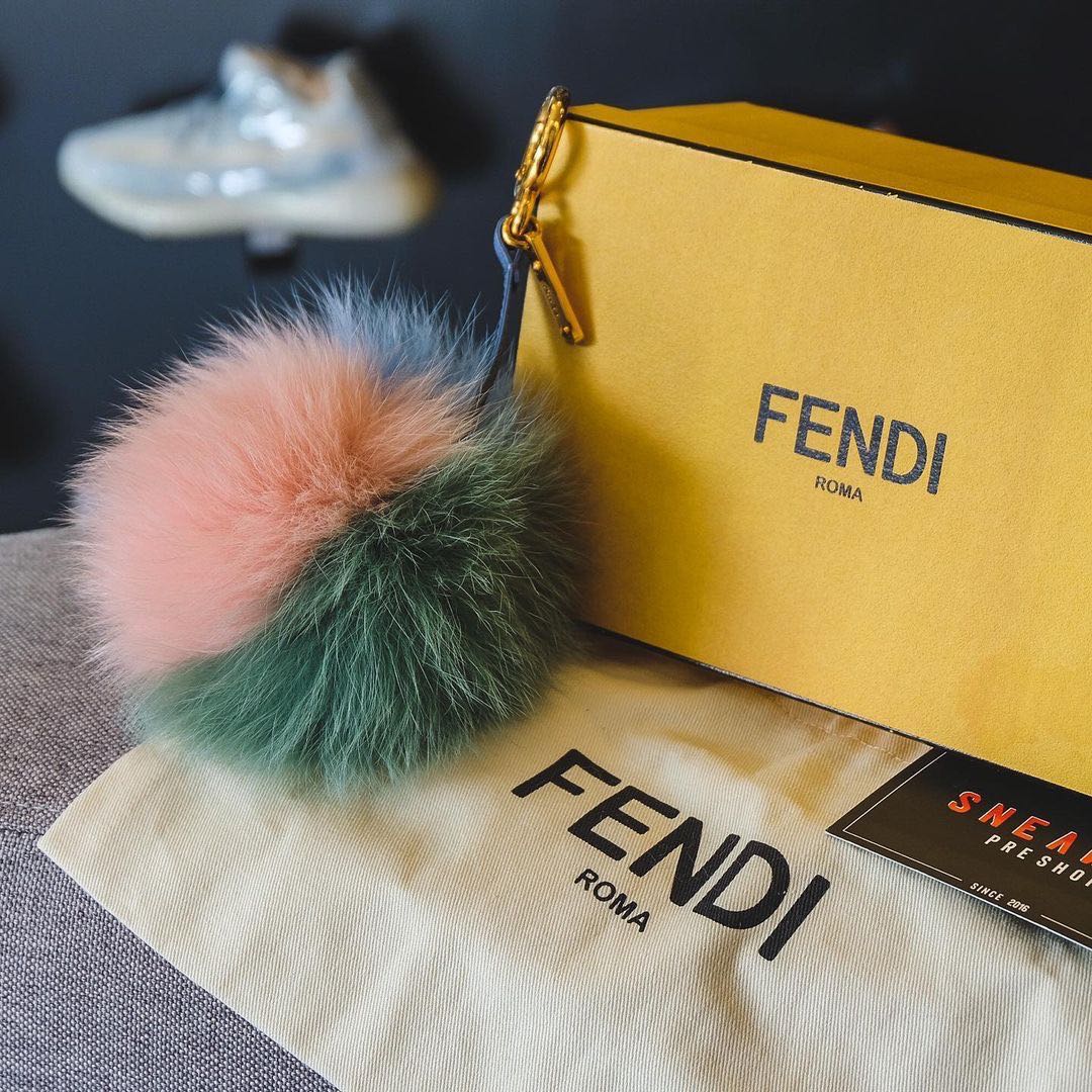 Fendi fur pom pom store