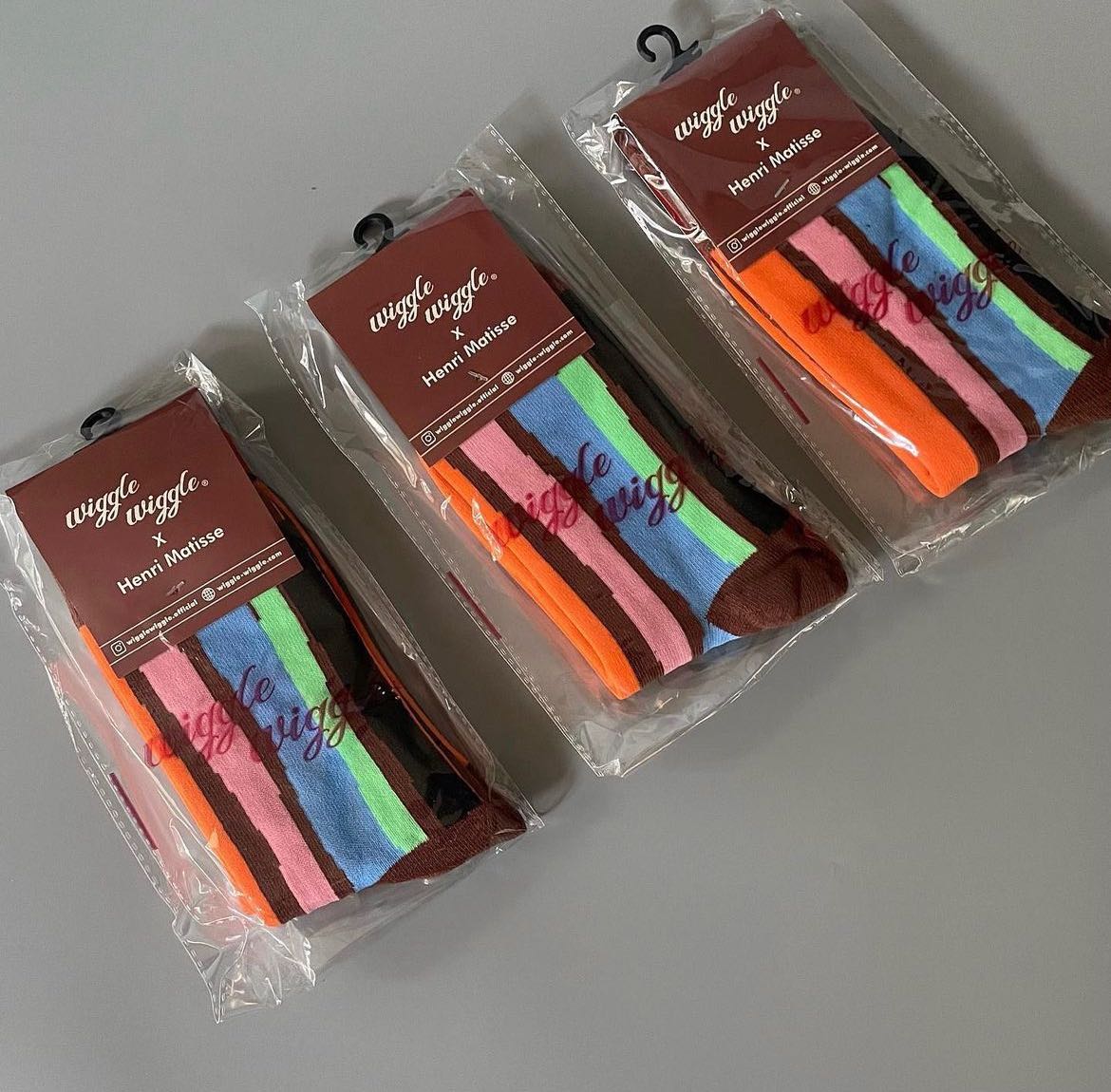 Wiggle socks LINE SHOPPING