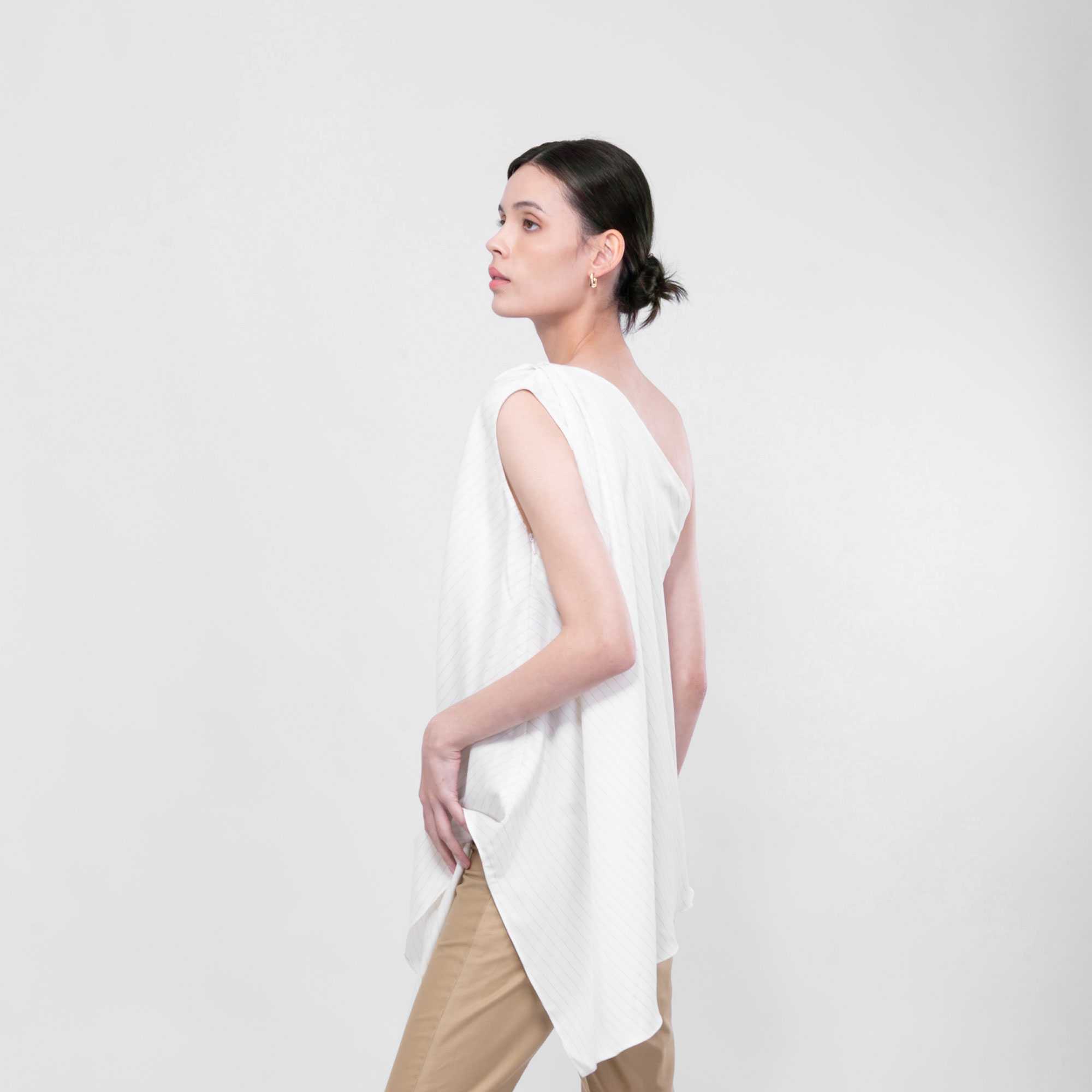 QueenCows เสื้อให้นม Genes One Shoulder (Off White) | LINE SHOPPING