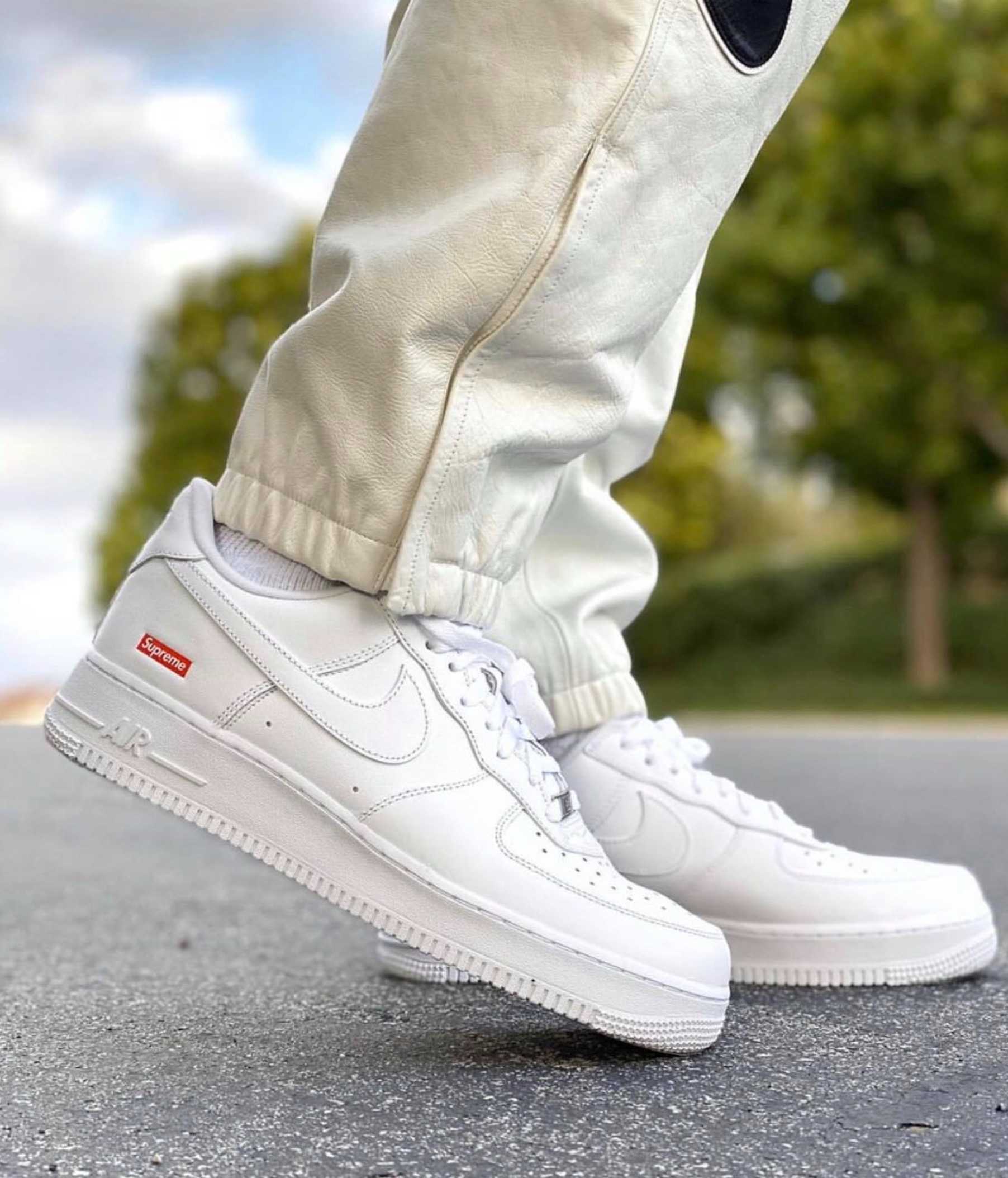 Air force 1 outlet supreme on feet