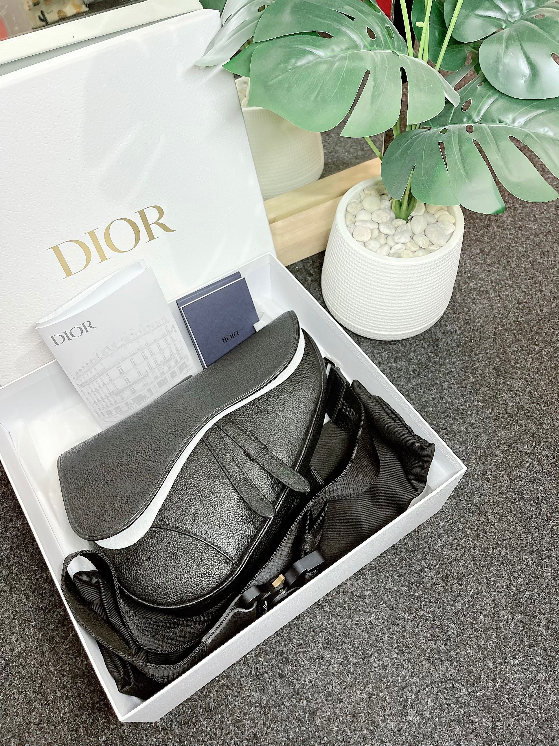 Dior saddle bag used store