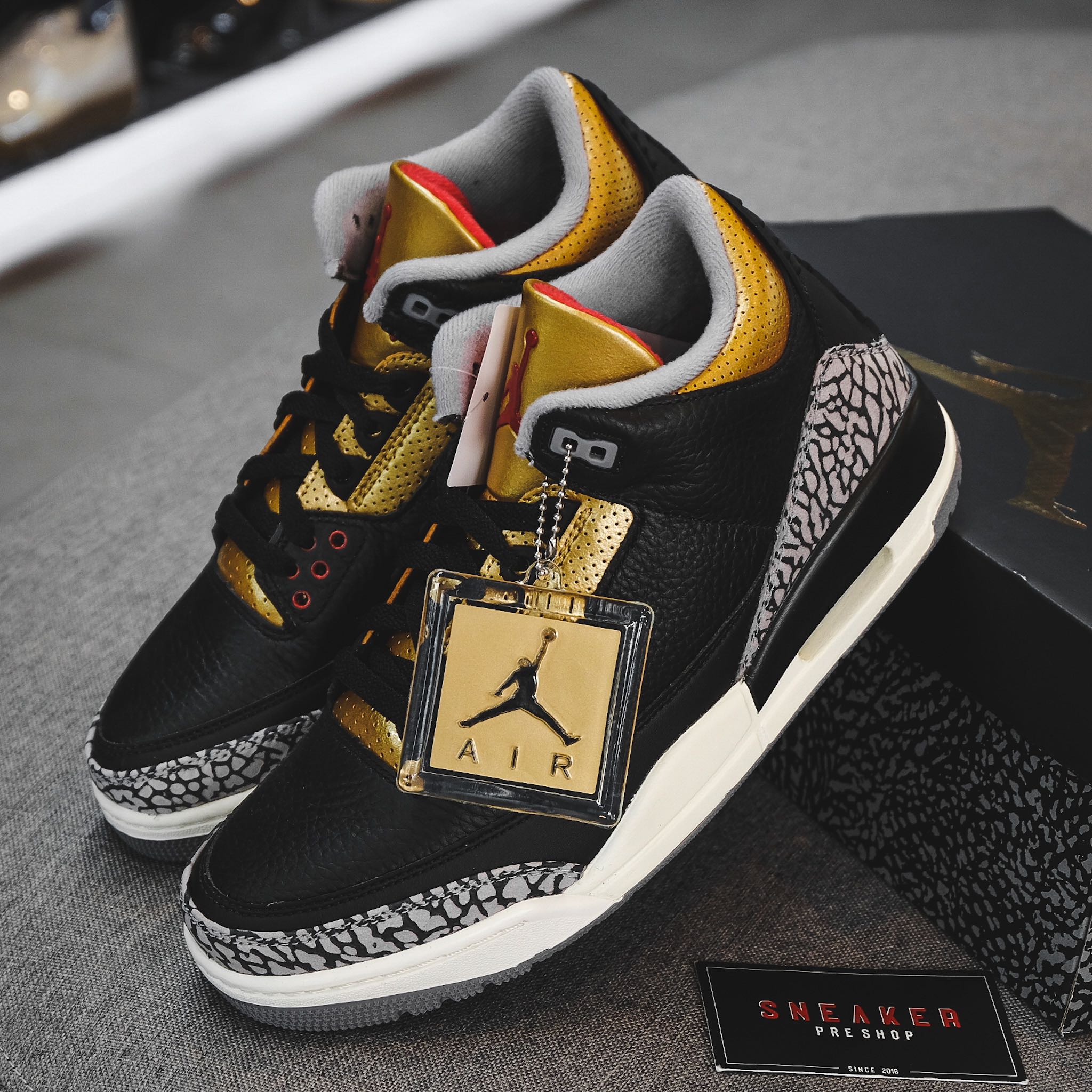 Tenis jordan retro 2025 3 gold black