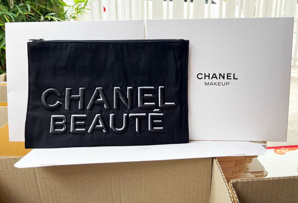 Chanel shop makeup purse