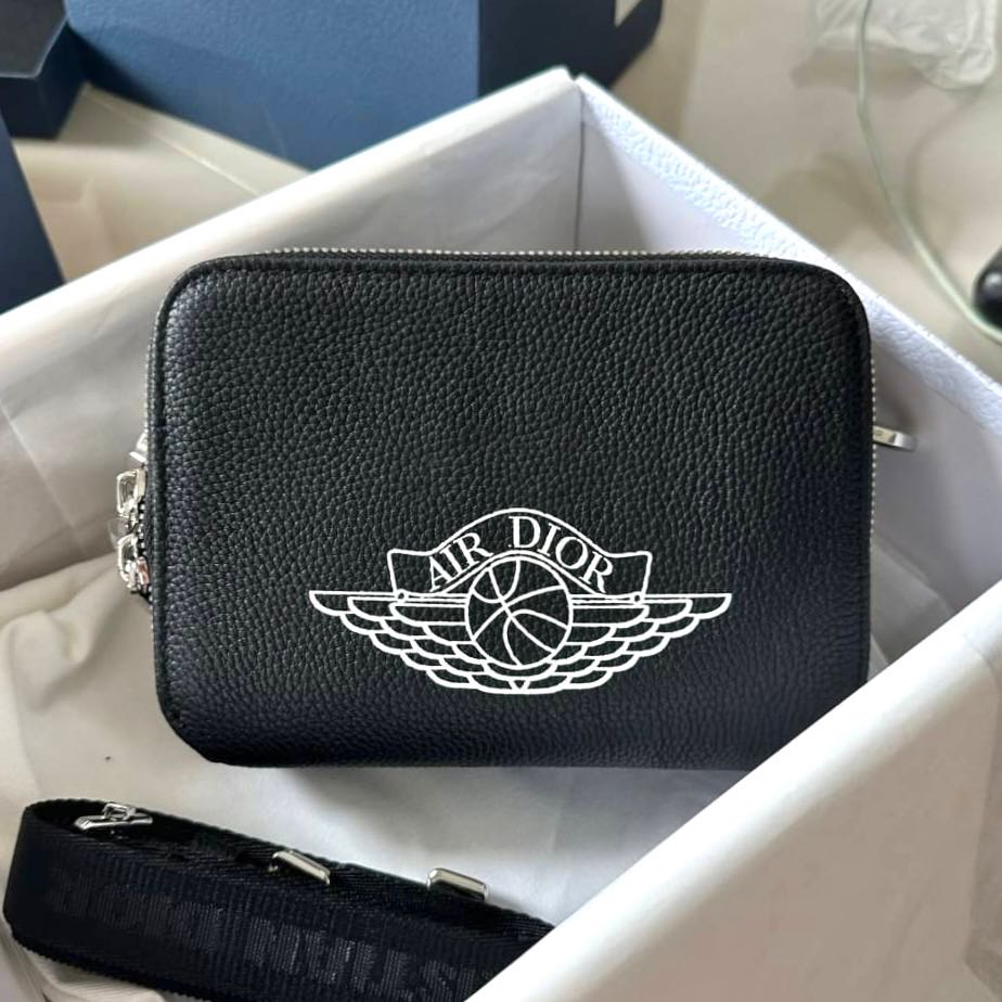 Air best sale dior pouch