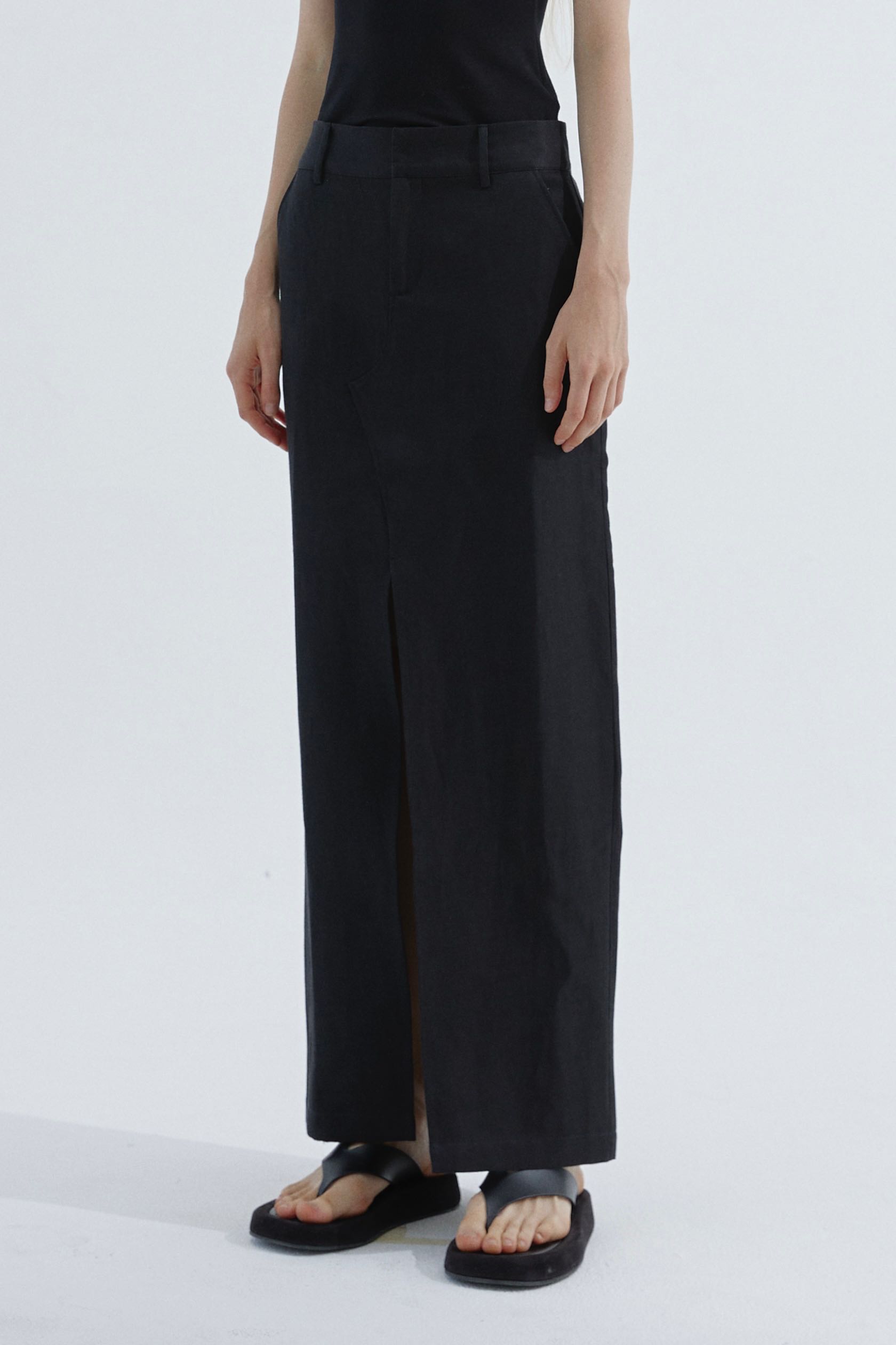 Essential Front Slit Skirt in Black Linen | LINE SHOPPING