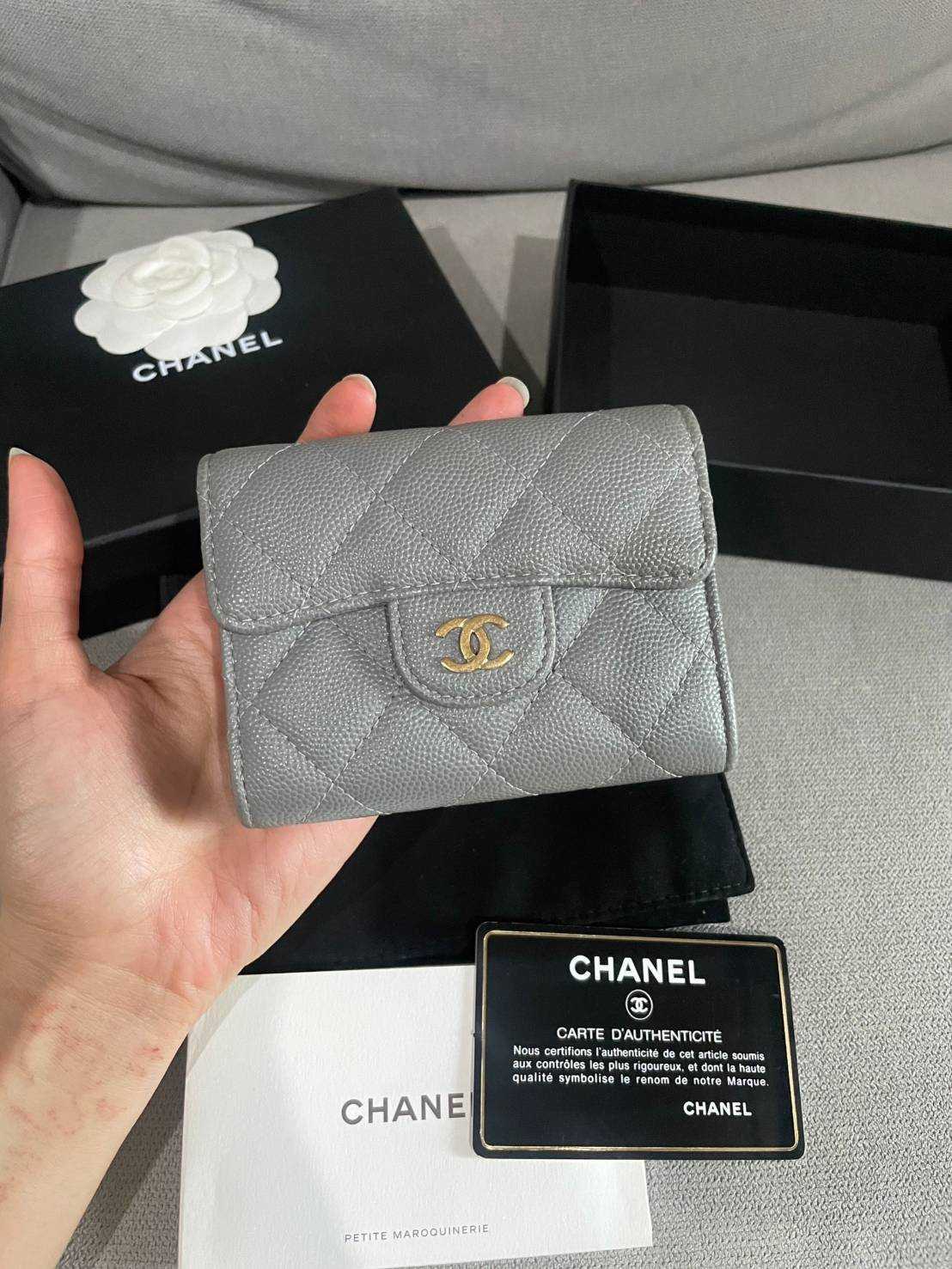 Used Chanel card holder XL Holo 28