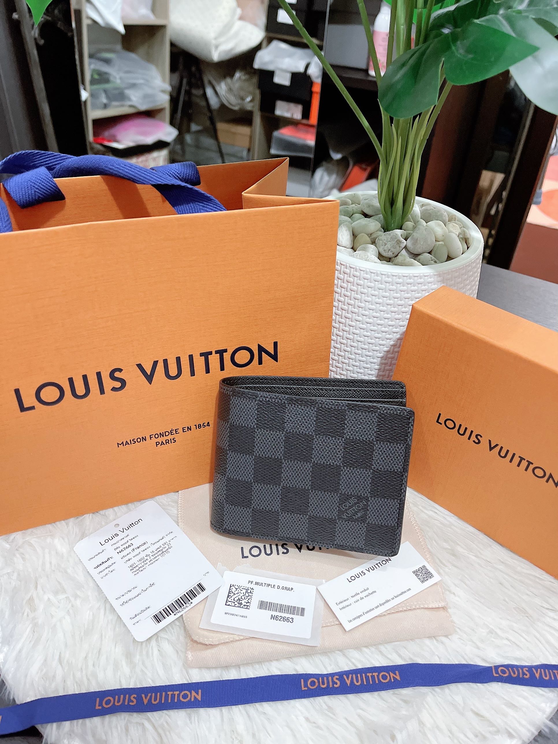 Shop Louis Vuitton DAMIER GRAPHITE Multiple wallet (N62663) by