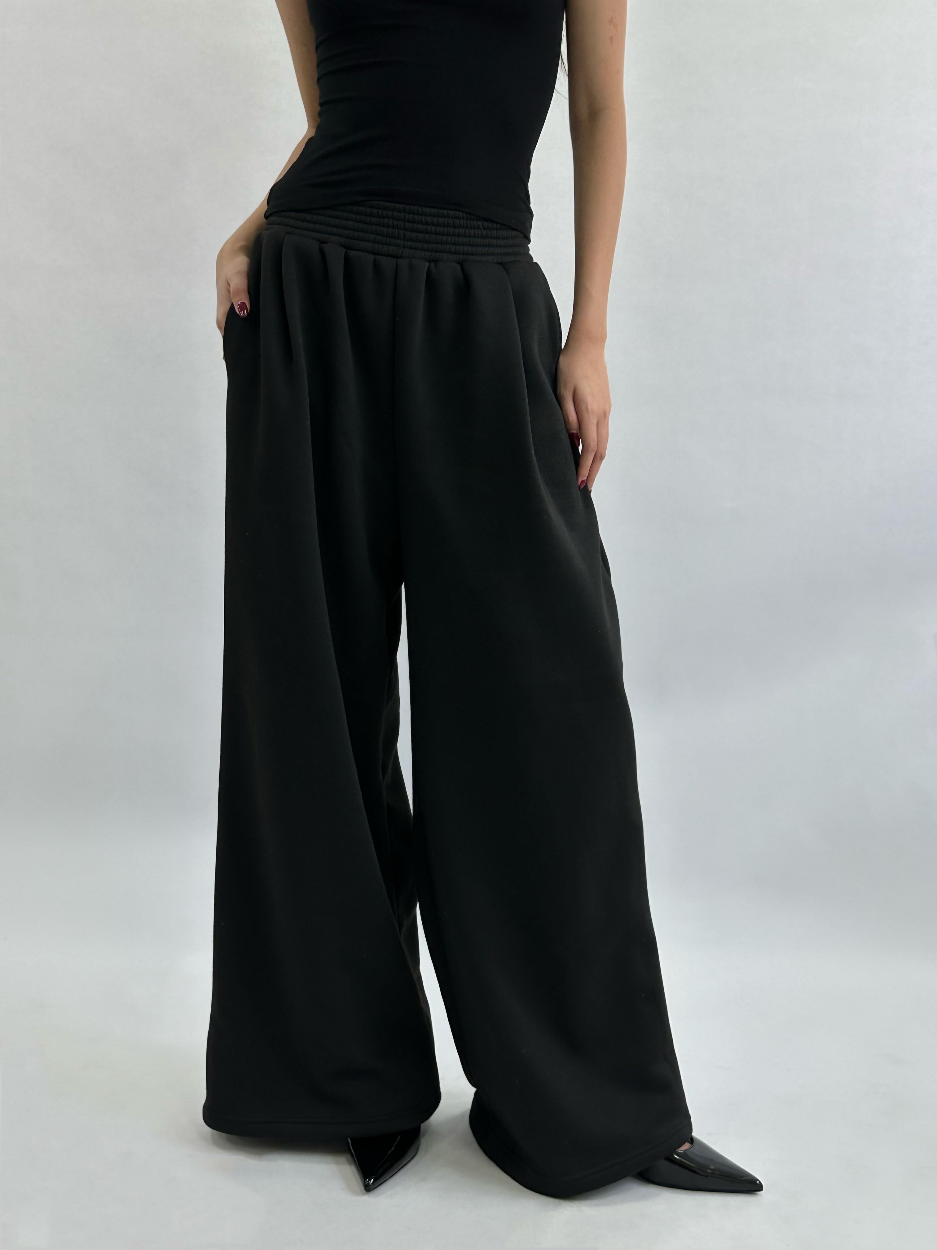 Baggy Sweatpants in Black | LINE SHOPPING