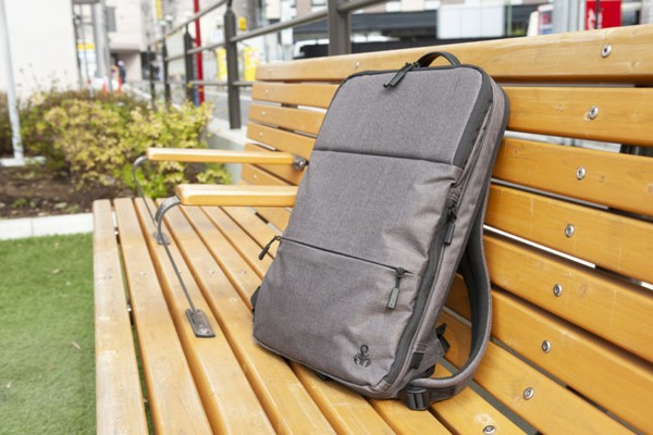 電車通勤男が、ace.×SOPH.のビジネスリュック「フロンパック」の前持ち 