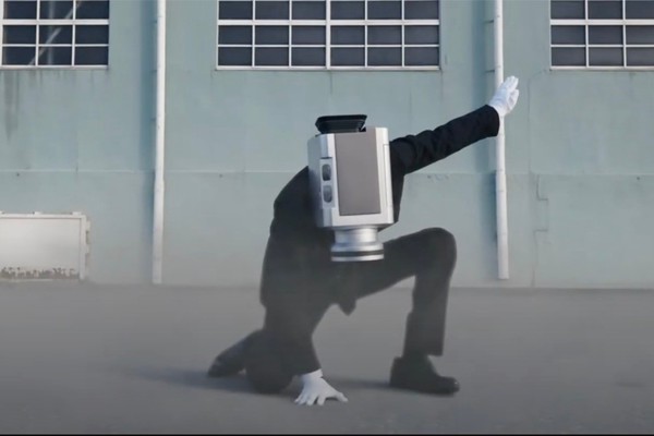 カメラ男の野外アクションシーン満載 No More 映画泥棒 劇場cmがついにリニューアル Japaaan