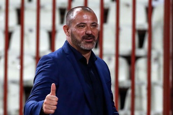 「ツルヴェナ・ズヴェズダ」ってこんな発音！スタンコヴィッチがあの人に教える（Qoly）