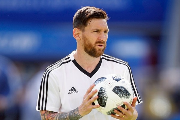 サッカーw杯アディダスの公式サッカーボールが6球も破裂 ファンの不満爆発 フロントロウ