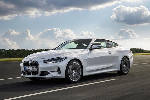 BMW ４シリーズクーペ新型モデル登場！ 大型キドニーグリルを採用 