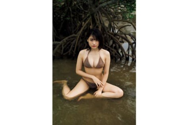 【海外限定】 石田桃香 ファースト写真『MOMOKA』(直筆サイン入り)＋DVD アート・デザイン・音楽