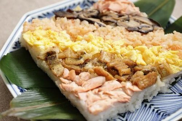 斜めに盛り付ける理由が納得！愛知県の誇る『箱寿司』ってどんな料理？（オリーブオイルをひとまわしニュース）