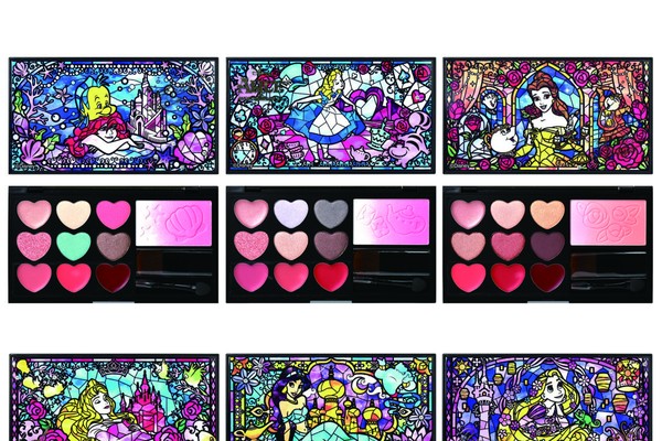 ステンドグラスデザインがおしゃれ Its Demo限定 ディズニーデザイン マルチパレット Dtimes