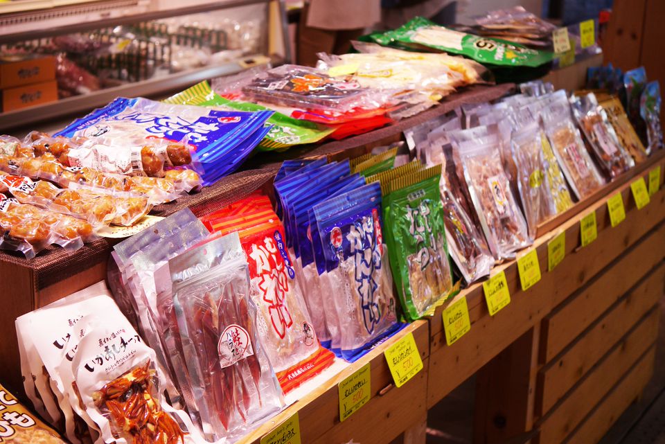 Mixed media feed  稚内副港市場