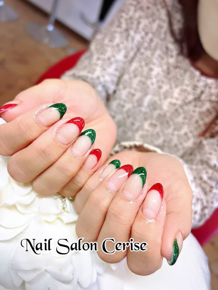 Đến với Nail Salon Cerise, bạn sẽ được tận hưởng dịch vụ nail chuyên nghiệp và tuyệt vời nhất. Với đội ngũ thợ làm nail tận tâm và chuyên nghiệp, chúng tôi cam kết mang đến cho bạn đôi bàn tay và chân tuyệt đẹp, khỏe mạnh và đầy tự tin.