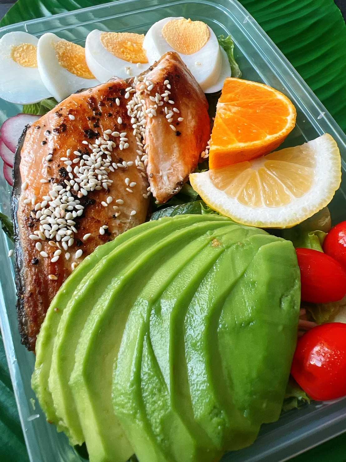 สลัดเเซลม่อนย่างเกลือเเละอะโวคาโด้ - Salmon Avocado Salad