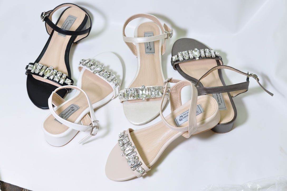 Zoe Diamond Sandals รองเท้าแตะ รองเท้าแตะแฟชั่น หน้าเท้ากว้าง มีสายหลังรัดข้อเท้า ประดับเพชร