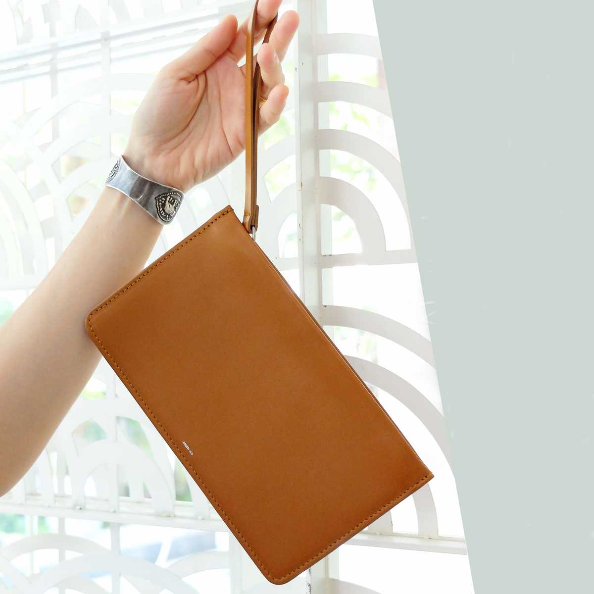 กระเป๋าหนัง Slim pouch Minimalist กระเป๋าคล้องมือ หนังแท้ สีแทน