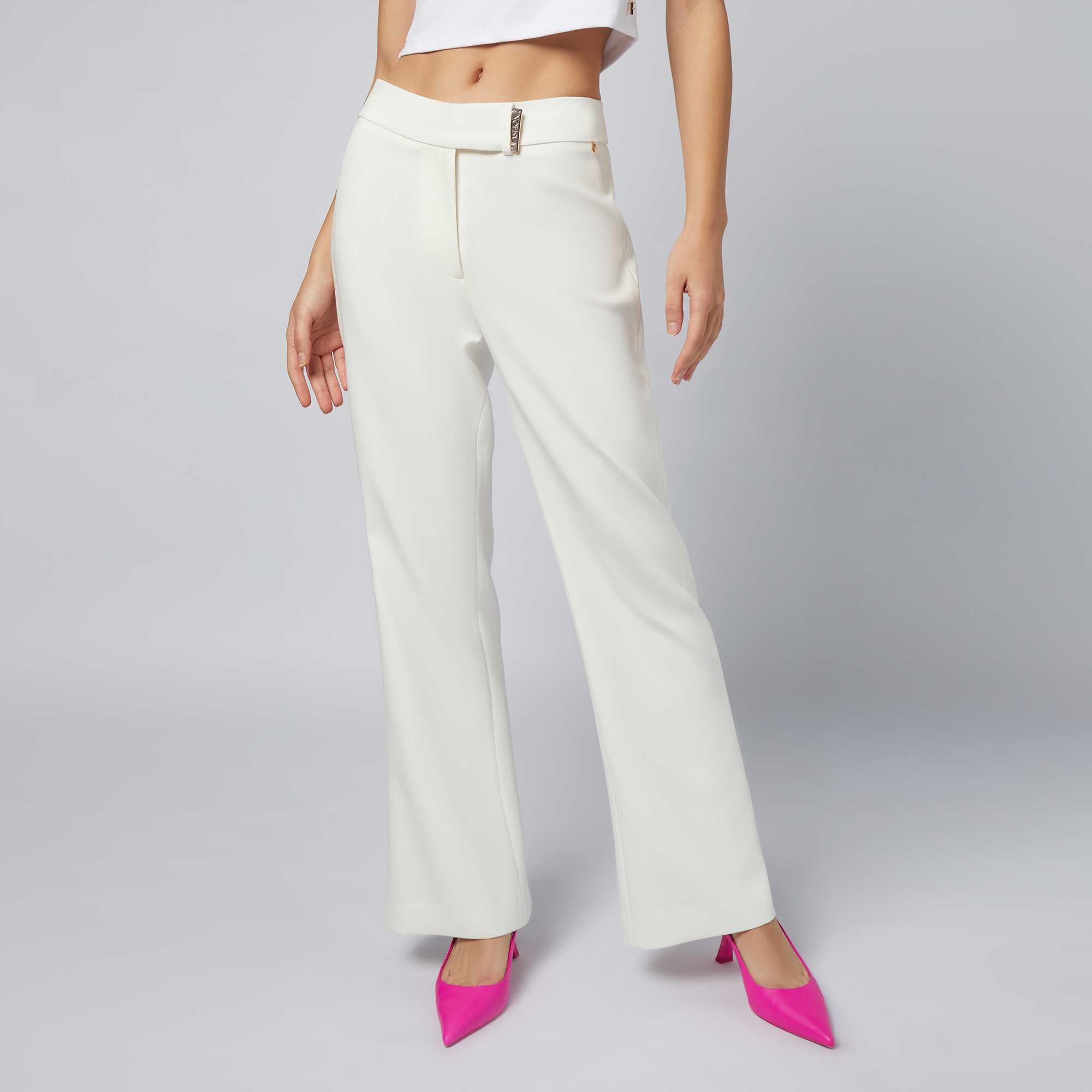 กางเกงทรงขาบานแต่งโลโก้ | Fit and Flare Long Trousers with Logo Clip Detail | 06229